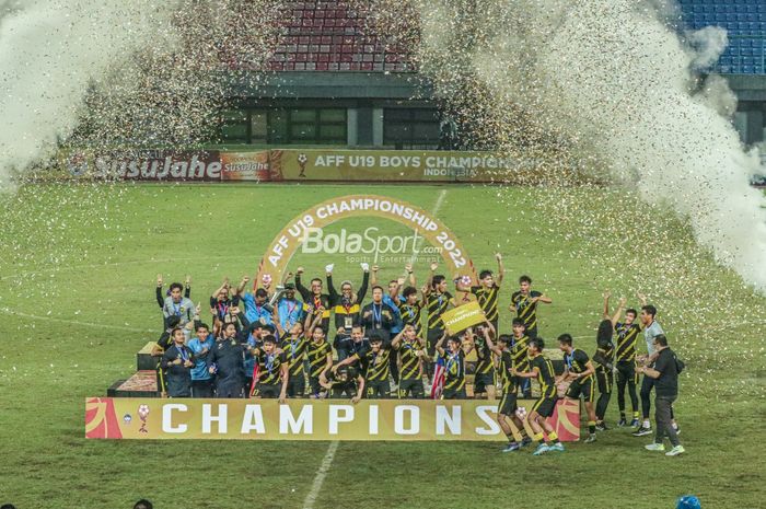 Skuat timnas U-19 Malaysia (skuad timnas U-19 Malaysia) sedang berfoto bersama seusai menjuarai Piala AFF U-19 2022 di Stadion Patriot Candrabhaga, Bekasi, Jawa Barat, 15 Juli 2022.