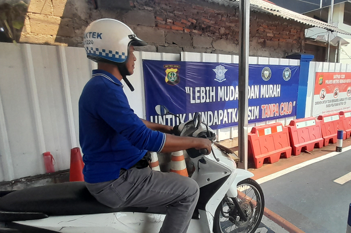 Ilustrasi ujian praktik SIM C. Benar gak pakai gigi dua langsung di motor bisa lancar saat ujian praktik SIM C?