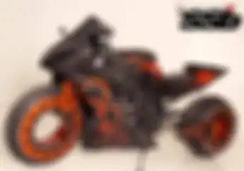 Buset, Yamaha R1 Tampil Gambot Pakai Ban Ukuran 300 dan Pelek Bolong!