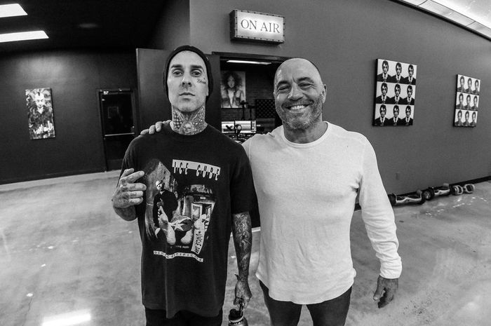 Drumer Blink-182, Travis Barker, saat bersama Joe Rogan di acara tanya jawab, 