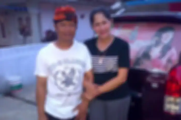 Yosef Hidayah bersama istri mudanya, Zasmin Hidayah. Foto istri muda Yosef Hidayah yang memamerkan motor NMAX disorot netizen. 