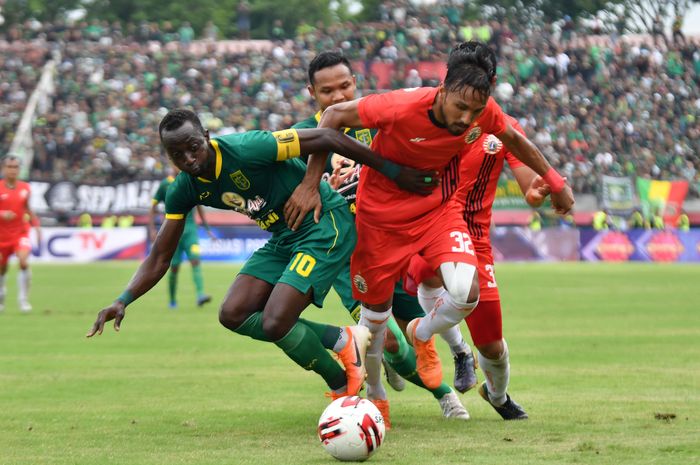 Pemain Persebaya Surabaya, Makan Konate, dan pemain Persija Jakarta, Rohit Chand, saat berduel di laga final Piala Gubernur Jatim 2020, Kamis (20/2/2020) di Stadion Gelora Delta, Sidoarjo.
