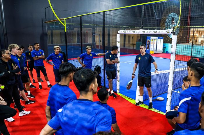 Pelatih Timnas U-23 Malaysia Juan Garrido berbicara kepada para pemainnya di Padel Arena di City Centre Doha Mall.