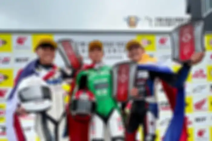 Pembalap Indonesia Wahyu Aji (tengah) juara di race 1 UB150 ARRC Jepang 2022.