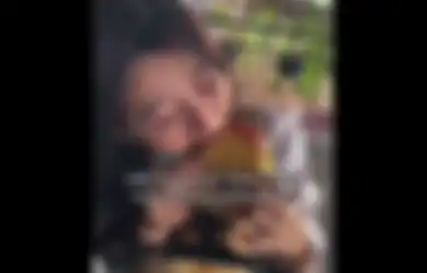Cewek Ini Bikin Kesel Netizen, Dia Nggak Mau Makan Roti Karena Nggak Muat di Mulut