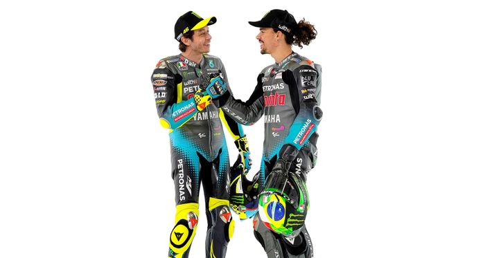 Franco Morbidelli (kanan) dan Valentino Rossi berpose untuk peluncuran tim Petronas Yamaha SRT pada MotoGP 2021.