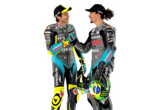 Franco Morbidelli (kanan) dan Valentino Rossi berpose untuk peluncuran tim Petronas Yamaha SRT pada MotoGP 2021.