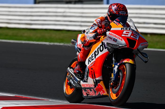 Aksi pembalap Repsol Honda, Marc Marquez, dalam tes resmi MotoGP di Sirkuit Misano, Italia, 6 September 2022.