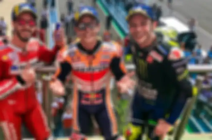Marc Marquez (tengah) siap samai rekor milik Valentino Rossi (kanan) 3 rekor sekaligus jika berhasil juara di MotoGP Jerman 2019