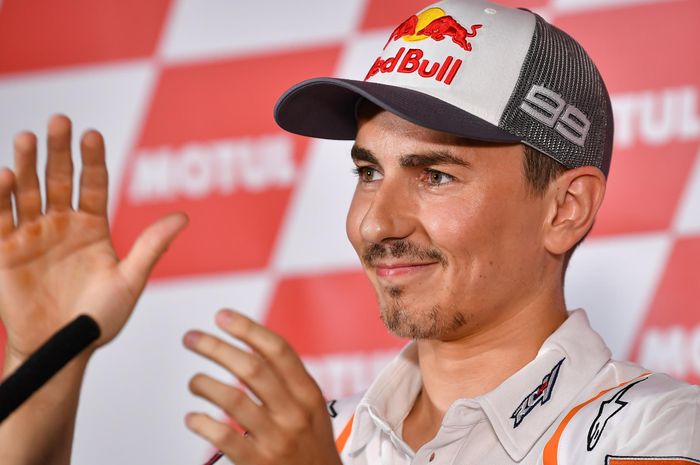 Pembalap asal Spanyol, Jorge Lorenzo, saat berbicara dalam konferensi pers pengumuman pensiun dari MotoGP di Sirkuit Ricardo Tormo, Valencia, Spanyol, Kamis (14/11/2019).