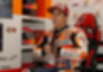 Juara Dunia Mah Gitu, Lakukan Ini Setelah Halangi Andrea Iannone Saat Kualifikasi