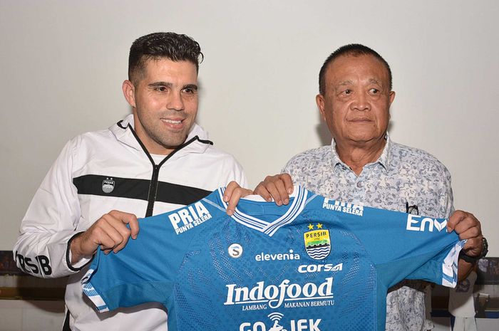 Fabiano Beltrame (kiri) Diperkenalkan oleh Manajemen Persib Bandung sebagai Rekrutan Anyar Mereka di Graha Persib, Sabtu (23/3/2019).