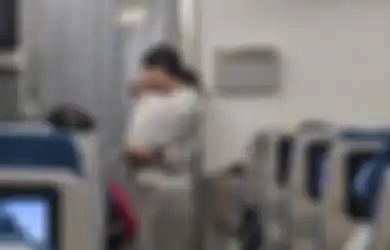 Sambil Gendong Bayinya, Wanita Ini Bagikan 200 Bungkus Permen Karet kepada Penumpang Pesawat, Tersemat Pesan Menyentuh Didalamnya