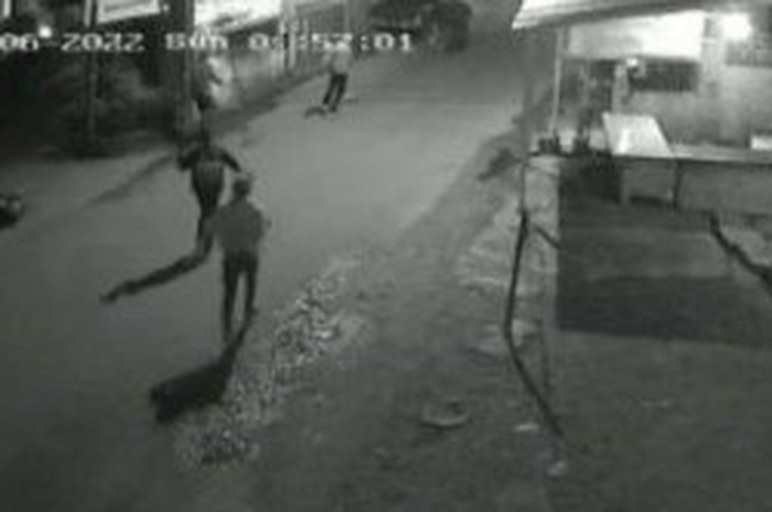 Aksi brutal geng motor bersenjata terekam dalam cctv di Kota Cimahi.
