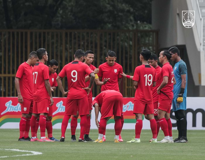 Skuad Persis Solo berdiskusi menjelang laga uji coba kontra Bali United di Stadion Manahan, Solo, Rabu (16/6/2021)