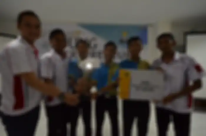 Peserta dan guru Pembeimbing foto dengan karya mereka