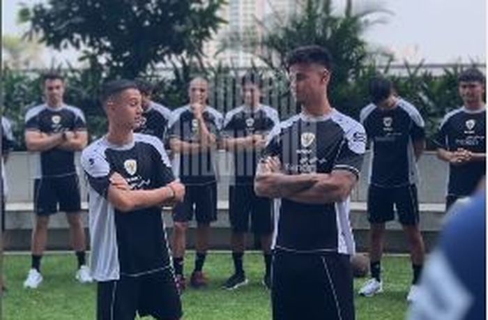 Mees Hilgers dan Eliano Reijnders saat bergabung latihan timnas Indonesia pada Sabtu (7/9/2024) di hotel Fairmont, Jakarta.