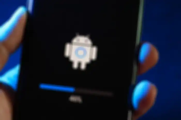 ilustrasi mengunduh update sistem operasi di hp Android