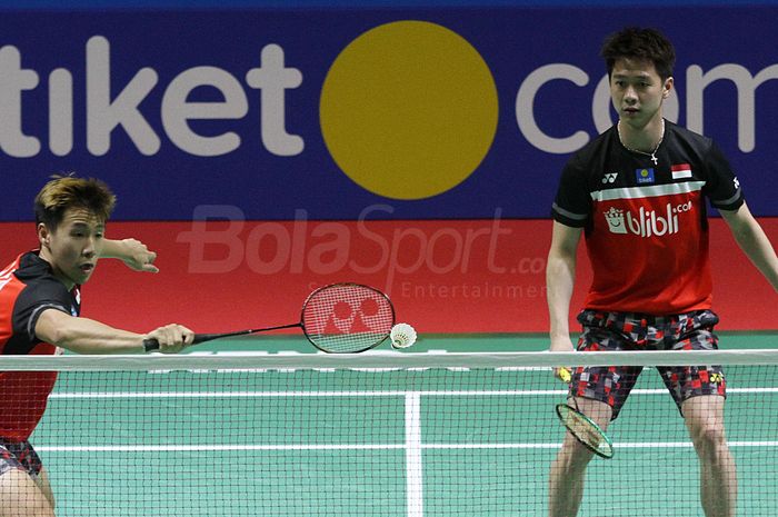 Pasangan ganda putra Indonesia, Marcus Fernaldi Gideon/Kevin Sanjaya Sukamuljo, saat bertanding melawan wakil India, Satwiksairaj Rankireddy/Chirag Shetty, pada babak kedua Indonesia Open 2019 di Istora Senayan, Jakarta.