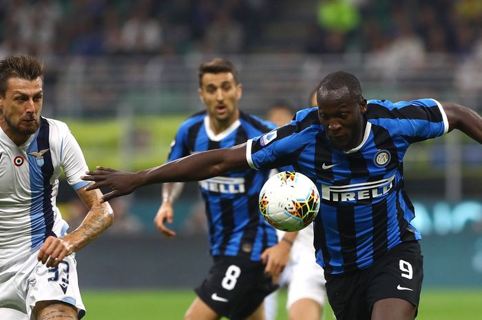 Romelu Lukaku berduel dengan Francesco Acerbi dalam laga Inter Vs Lazio pada lanjuan pekan ke-5 Liga Italia, di Stadion Giuseppe Meazza, Rabu (25/9/2019) atau Kamis dini hari WIB.