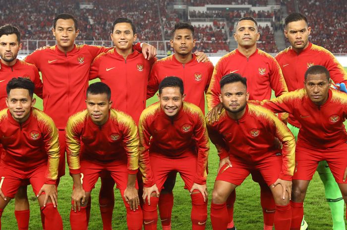 Pemain Timnas Indonesia berfoto bersama sebelum menghadapi Timnas Malaysia pada ajang kualifikasi Piala Dunia Qatar 2022 di Stadion Utama Gelora Bung Karno, Jakarta, Kamis (5/9/2019). 