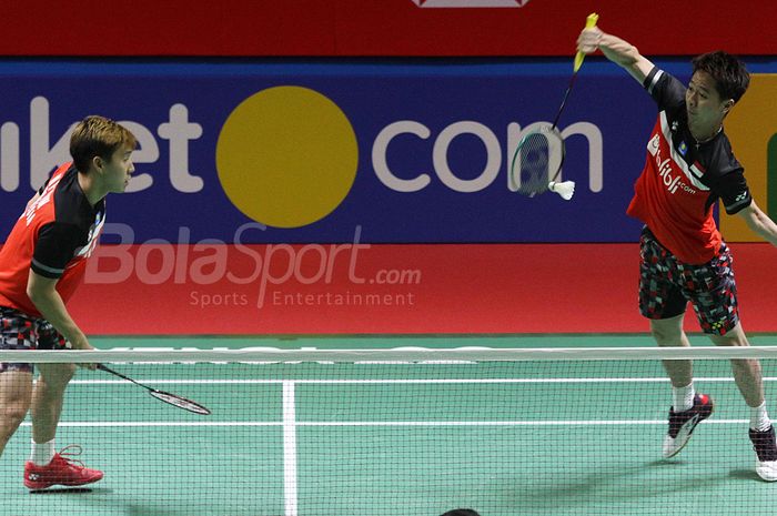 Pebulutangkis ganda putra Indonesia Marcus Fernaldi gideon, Kevin Sanjaya Sukamuljo saat melawan pebulutangkis ganda putra asal India Satwiksairaj Rankireddy, Chirag Shetty dalam turnamen bulutangkis Indonesia Open 2019 di Senayan, Jakarta, Kamis (18/7/2019).