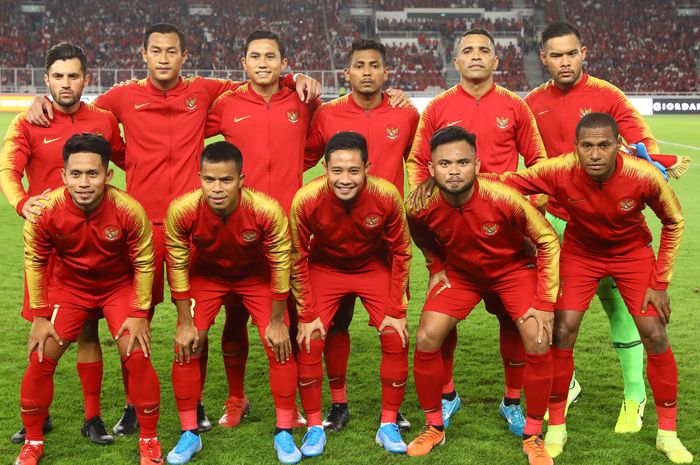 Pemain Timnas Indonesia berfoto bersama sebelum menghadapi Timnas Malaysia pada ajang kualifikasi Piala Dunia Qatar 2022 di Stadion Utama Gelora Bung Karno, Jakarta, Kamis (5/9/2019). 