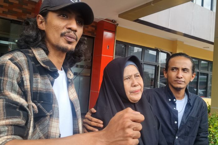 Keluarga Vadel Badjideh di Polres Metro Jakarta Selatan, Kamis (20/3/2025).
