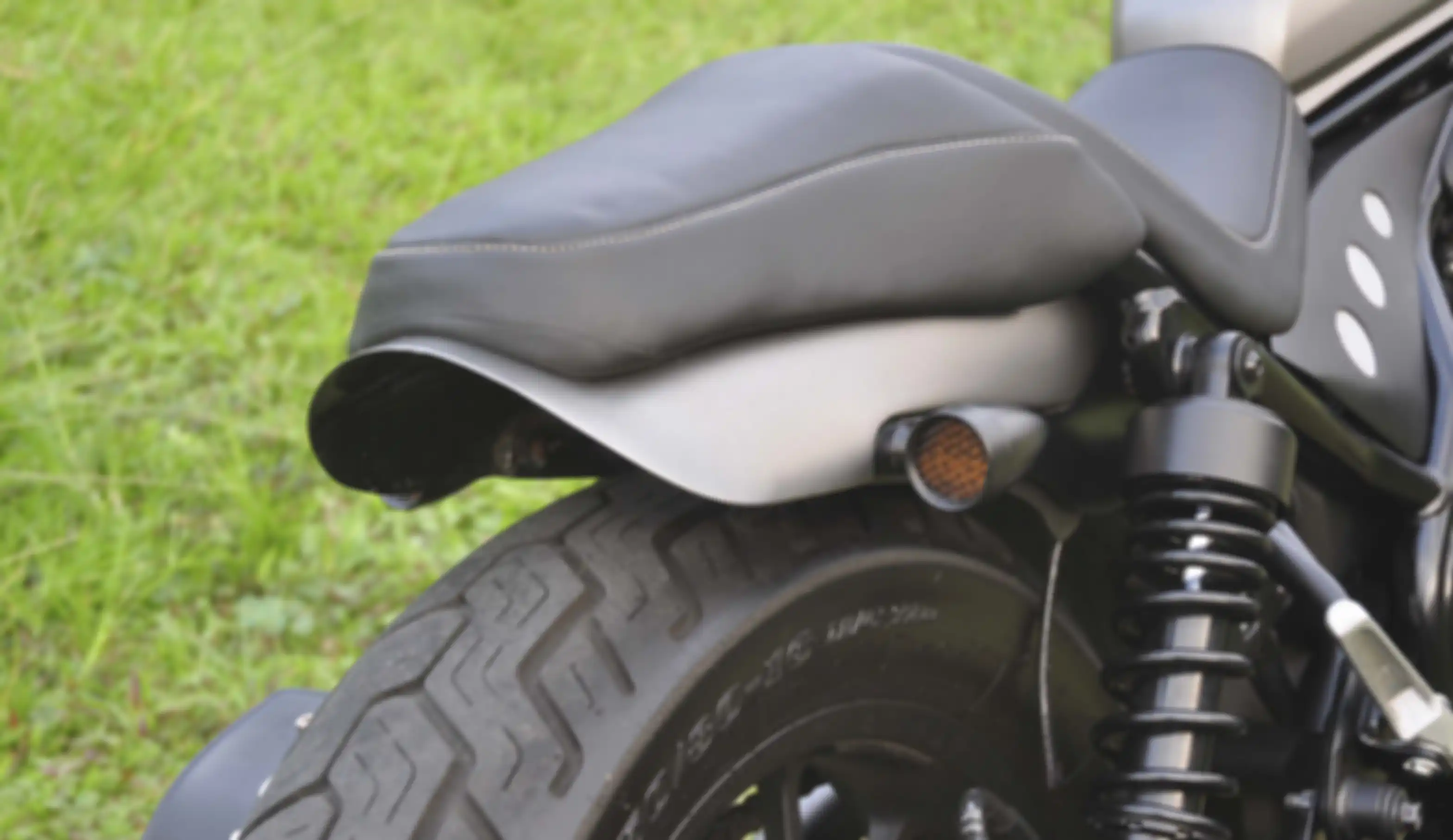 Jok custom, pas dengan buritan minimalis di Honda Rebel 500