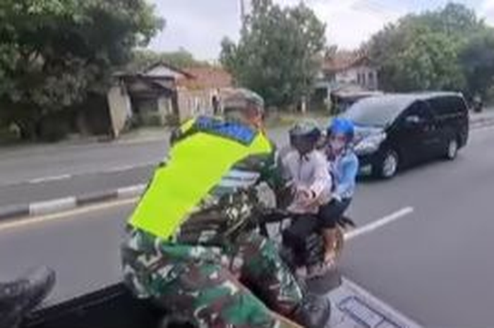 Salut, aksi TNI dan Polri bagi-bagi roti ke pemudik di arus balik mudik Lebaran 2023.