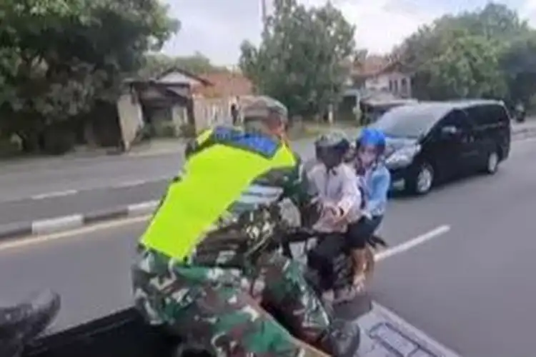 TNI dan Polri Berbagi Roti di Arus Balik Mudik Lebaran 2023, Netizen Kasih Komentar