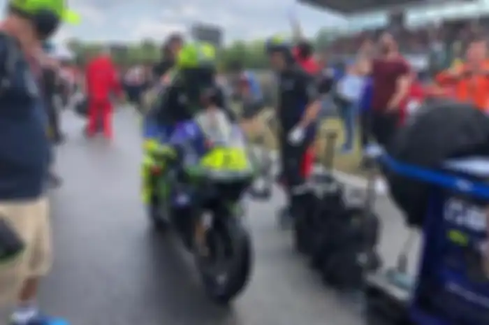 Valentino Rossi saat memasuki starting grid di raceday MotoGP Republik Ceska, (4/8/2019)