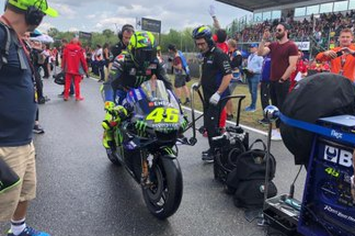 Valentino Rossi saat memasuki starting grid di raceday MotoGP Republik Ceska, (4/8/2019)