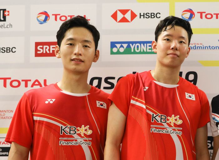 Pasangan ganda putra Korea Selatan, Choi Sol-gyu/Seo Seung-jae, berpose usai menjalani konferensi pers Kejuaraan Dunia BWF 2019 di Istora Senayan, Jakarta.