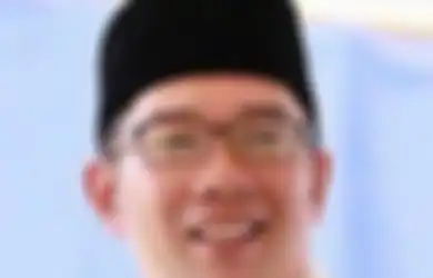 Saingi Anies Baswedan, Ridwan Kamil Catwalk di Citayam Fashion Week, Gubernur Jabar Tenteng Tas Ransel, Gayanya Bak Model Profesional!