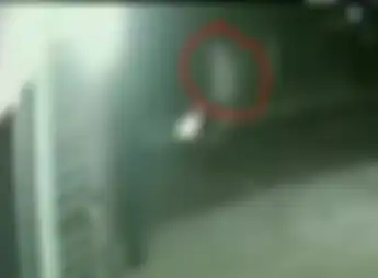 Rekaman CCTV penampakan pocong dibonceng pengendara bermotor.