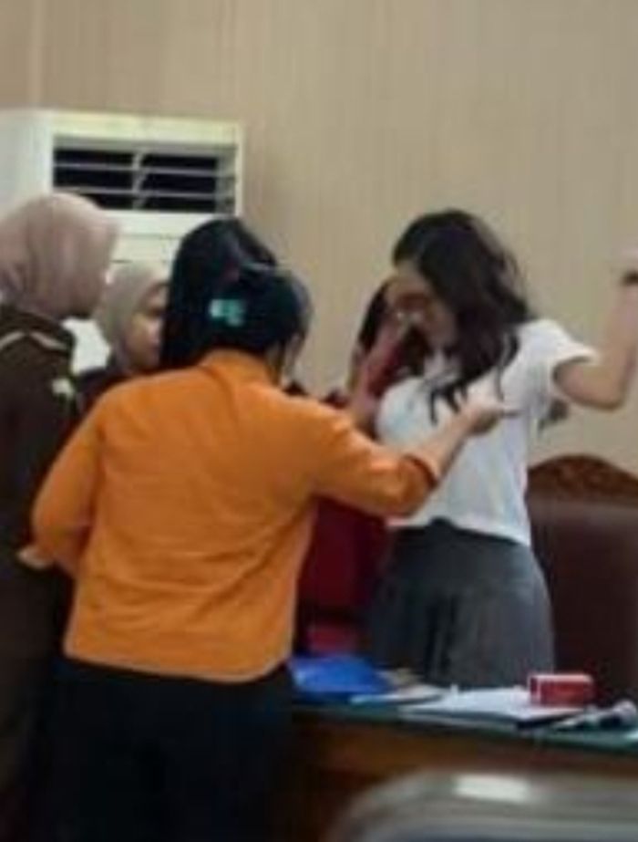 Nikita Mirzani ngamuk dan tolak dipakaikan rompi tahanan oleh jaksa saat sidang