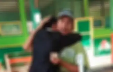 Bikin Haru! Dinyatakan Lulus Ujian Skripsi, Pria Ini Langsung Datangi Bapaknya yang sedang Jualan Siomay