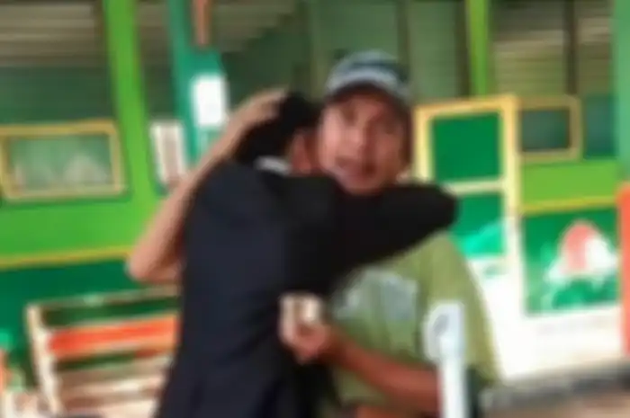 Usai ujian Skripsi dan dinyatakan lulus, Pria ini langsung mendatangi Ayahnya yang sedang berjualan siomay di SD, iapun memeluk dan mengucapkan terima kasih kepada Ayahnya. 