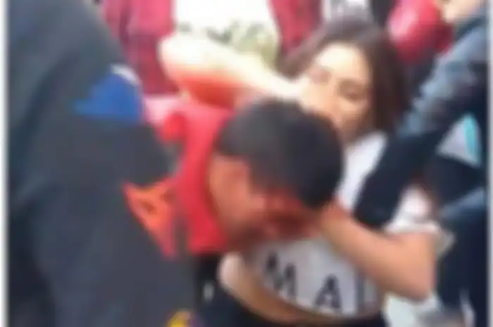 Pencuri HP babak belur saat mengincar perempuan mungil yang ternyata petarung MMA 
