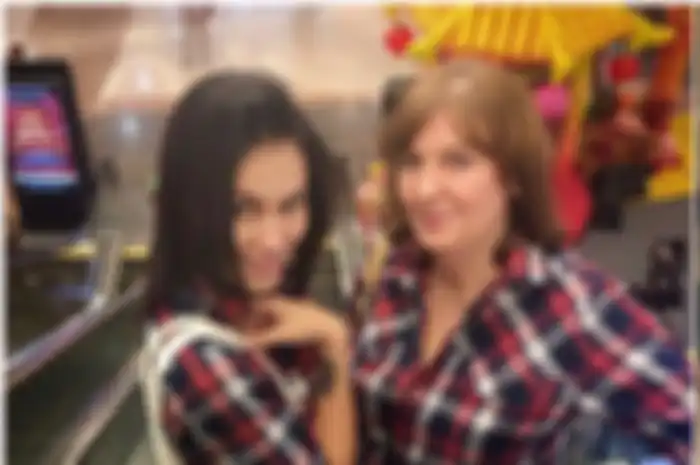 Meski tak lagi berusia muda, tetapi gaya penampilan ibunda Sophia Latjuba selalu mengikuti tren masa kini.