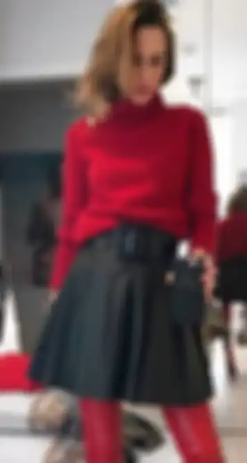 Padu padan turtleneck merah buat Natal