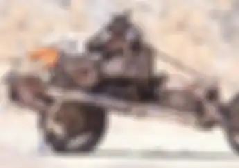 Enggak Mau Mati Gaya, Orang Ini Sulap Mobil Jadi Motor Saat Terdampar di Gurun