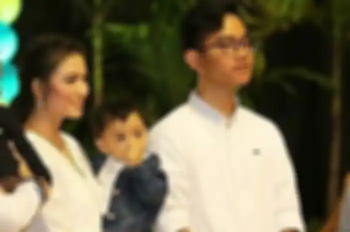 Potret kompak Selvi Ananda dan Gibran Rakabuming dalam busana kasual serba putih