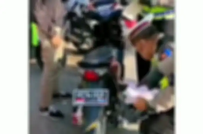 Viral pemotor ditilang polisi karena pakai pelat nomor Thailand, segini dendanya