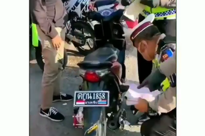 Viral pemotor ditilang polisi karena pakai pelat nomor Thailand, segini dendanya