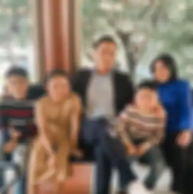 Fadel Islami, Muzdalifah, dan anak-anaknya.