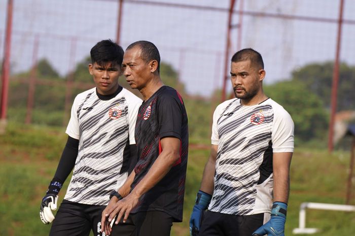 Pelatih kiper Persija Jakarta Hendro Kartiko saat memberi arahan kepada para penjaga gawang Macan Kemayoran.