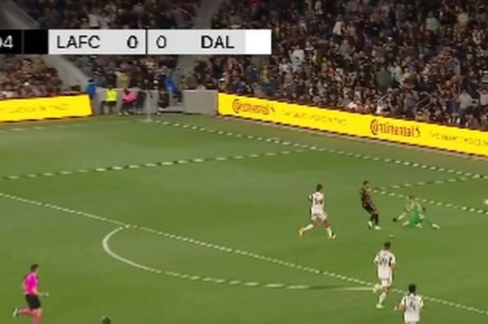 Momen kiper FC Dallas, Maarten Paes, kebobolan gol saat melawan LAFC dalam lanjutan MLS 2024.