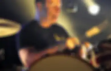 Drummer Arctic Monkey Matt Helders, Beli Pub Supaya Nggak Tutup